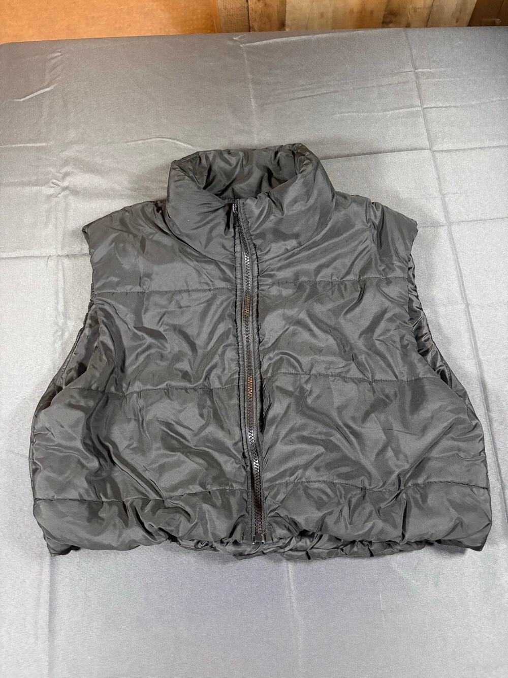 SHEIN Women’s Black Puffer Vest Size L Full Zip Stand Collar Lightweight